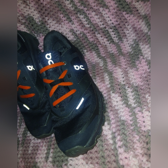 On clouds Size 8 - Picture 3 of 5